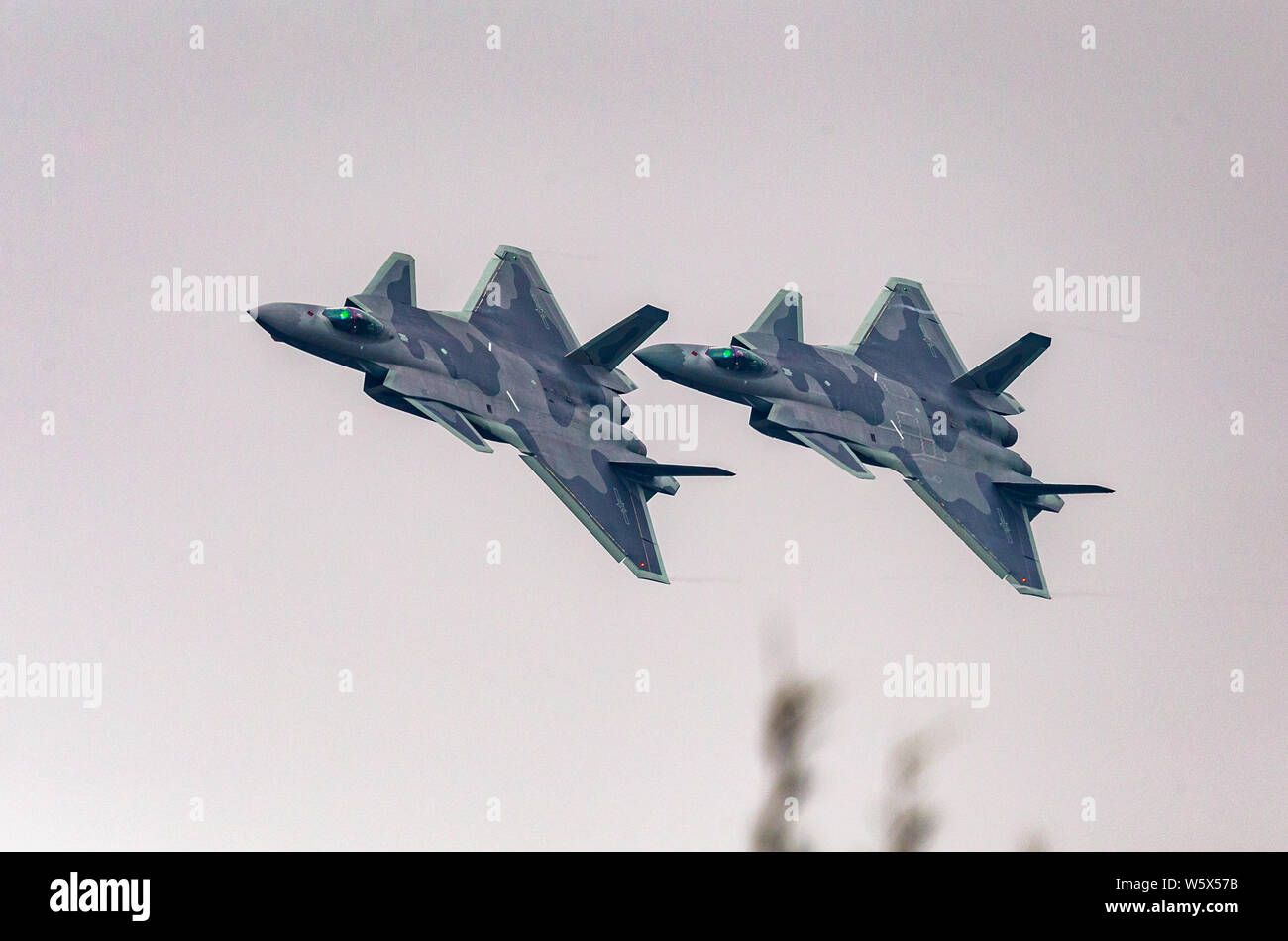 J-20 Stealth Fighter jet del popolo cinese della Esercito di Liberazione (PLA) Air Force vola durante un volo di prova in preparazione per la XII Cina Inter Foto Stock