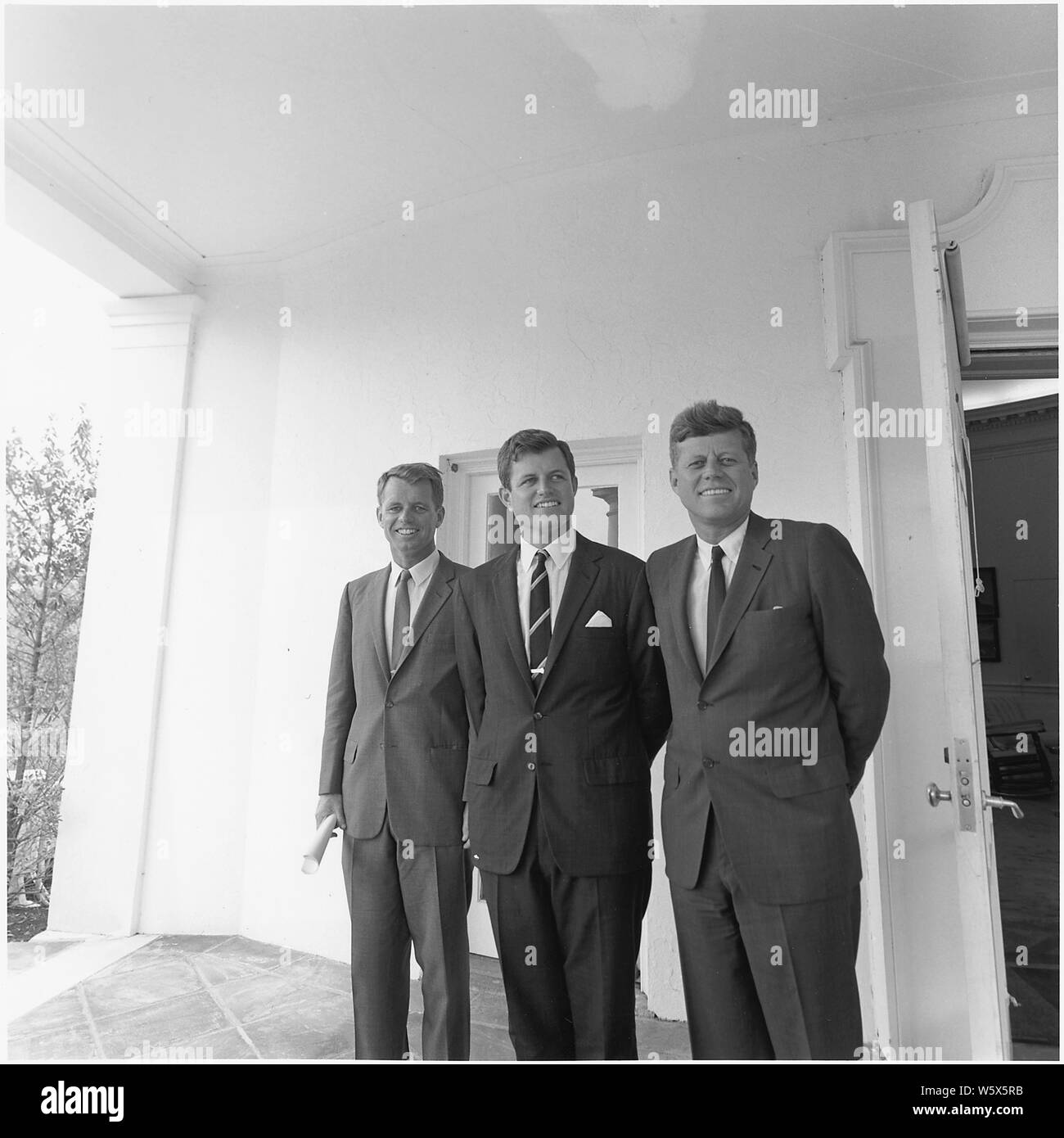 Il presidente Kennedy e i suoi fratelli. Il procuratore generale Robert F. Kennedy, il senatore Edward Moore Kennedy, Presidente John F. Kennedy. Casa Bianca, al di fuori dell'Ufficio Ovale. Foto Stock