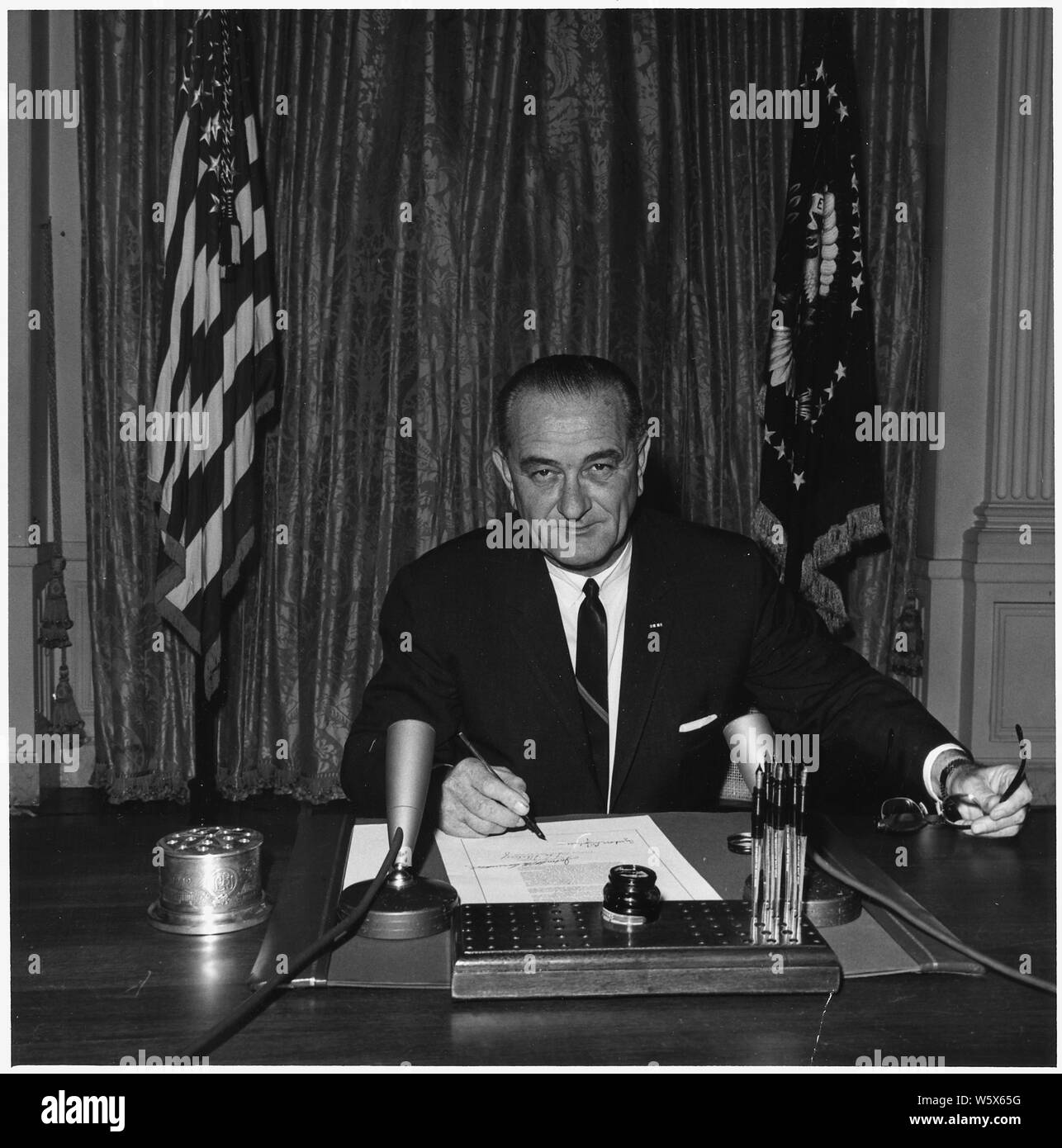 Il presidente Lyndon B. Johnson segni golfo del Tonchino risoluzione; Portata e contenuto: Posizione: White House East stanza. Illustrato: Presidente Lyndon B. Johnson. Foto Stock