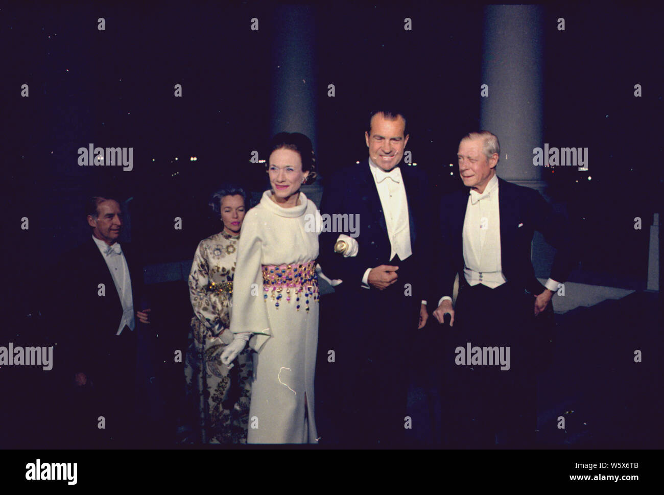 Il presidente Nixon saluta il Duca e la Duchessa di Windsor; Portata e contenuto: nell'immagine: la duchessa di Windsor, Richard M. Nixon, duca di Windsor. Oggetto: Capi di Stato - Gran Bretagna. Foto Stock