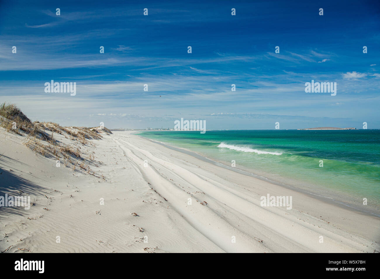 Ampio angolo di visione di Lancelin spiaggia di sabbia bianca a Perth in Australia. Foto Stock