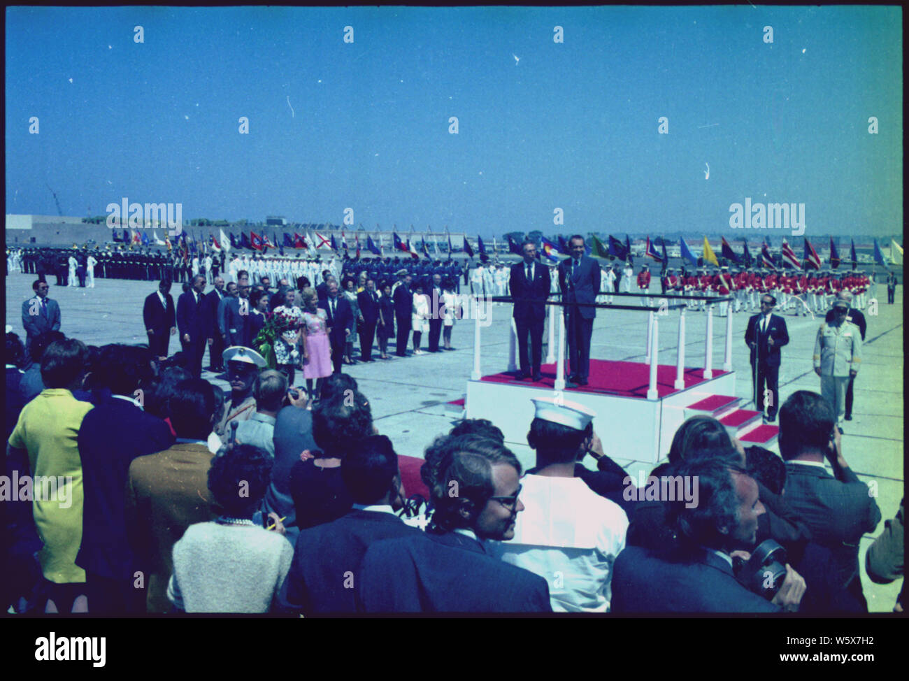 Il presidente Nixon dell'Arrivo e cerimonia di benvenuto per il Presidente Ordaz del Messico, a San Diego Naval Air Station; Portata e contenuto: nell'immagine: il Presidente Diaz Ordaz, presidente Nixon. Oggetto: Viaggio in Messico - 1969, 1970. Foto Stock