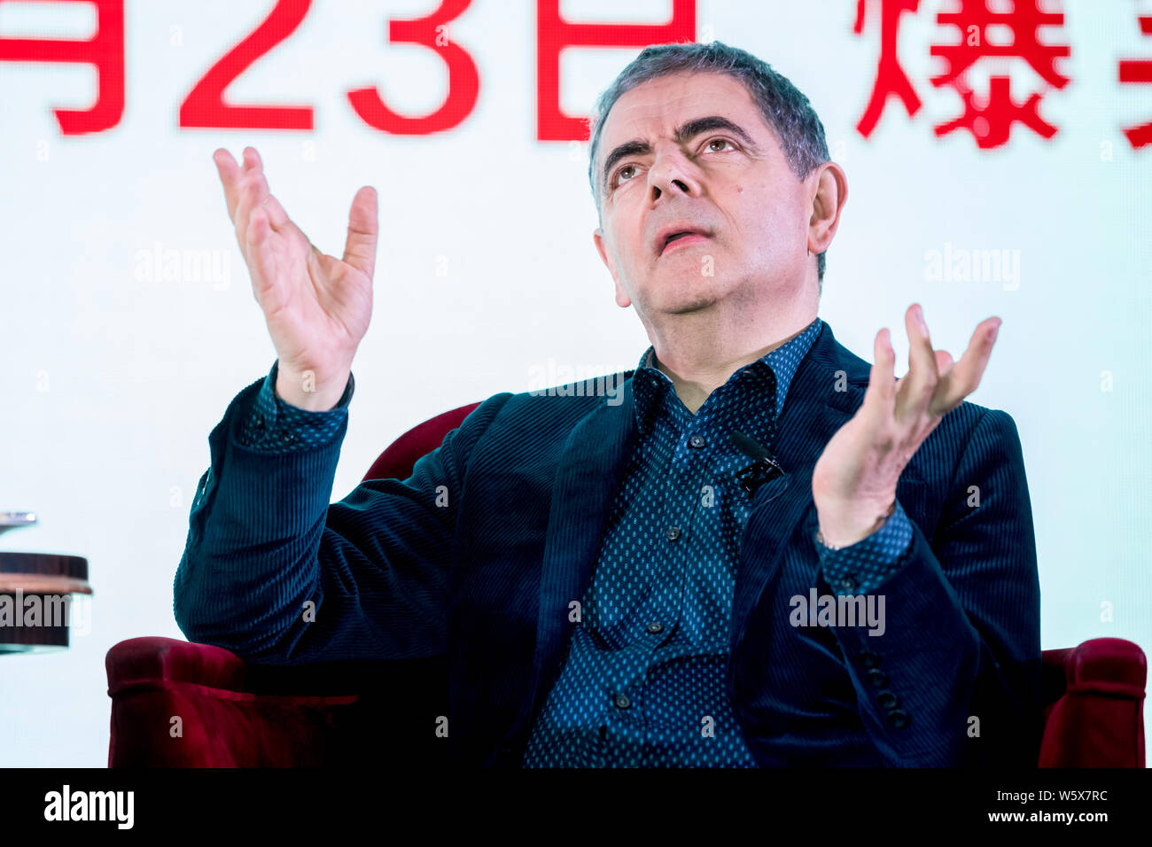 Attore inglese Rowan Atkinson partecipa a una conferenza stampa per il nuovo film "Johnny inglese colpisce ancora' in Cina a Shanghai, 1 novembre 2018. Foto Stock