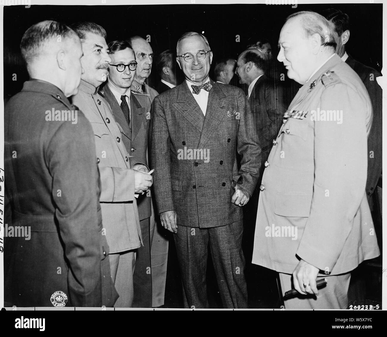 Il Presidente Truman (centro) parla sovietica con il Primo Ministro Josef Stalin (a sinistra) e il Primo ministro inglese Winston Churchill (a destra). Essi stanno frequentando la Conferenza di Potsdam. Foto Stock