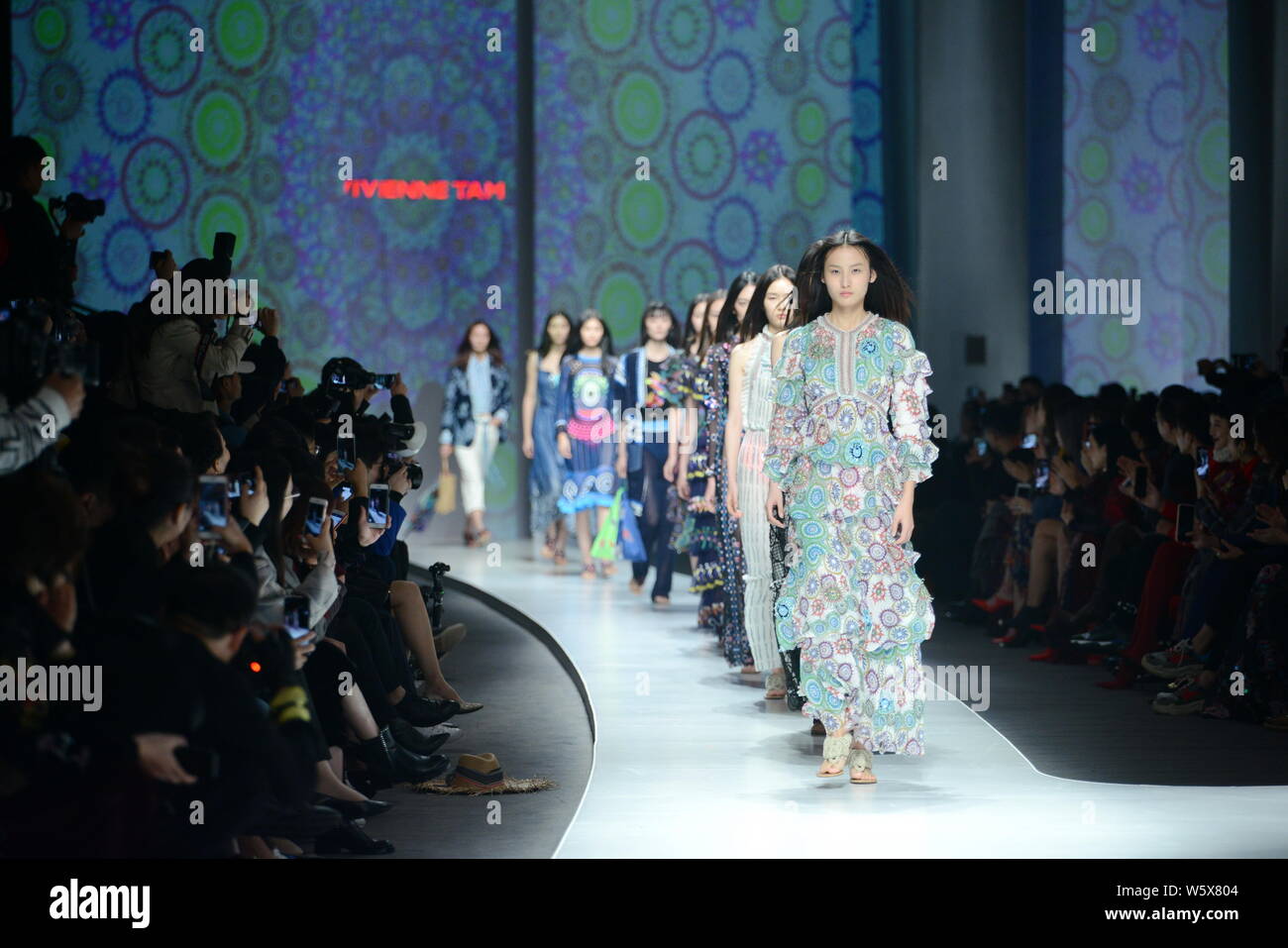 Visualizzazione modelli nuove creazioni alla sfilata di moda di marca internazionale di notte: Vivienne Tam durante la Cina la settimana della moda primavera/estate 2019 in Beijin Foto Stock