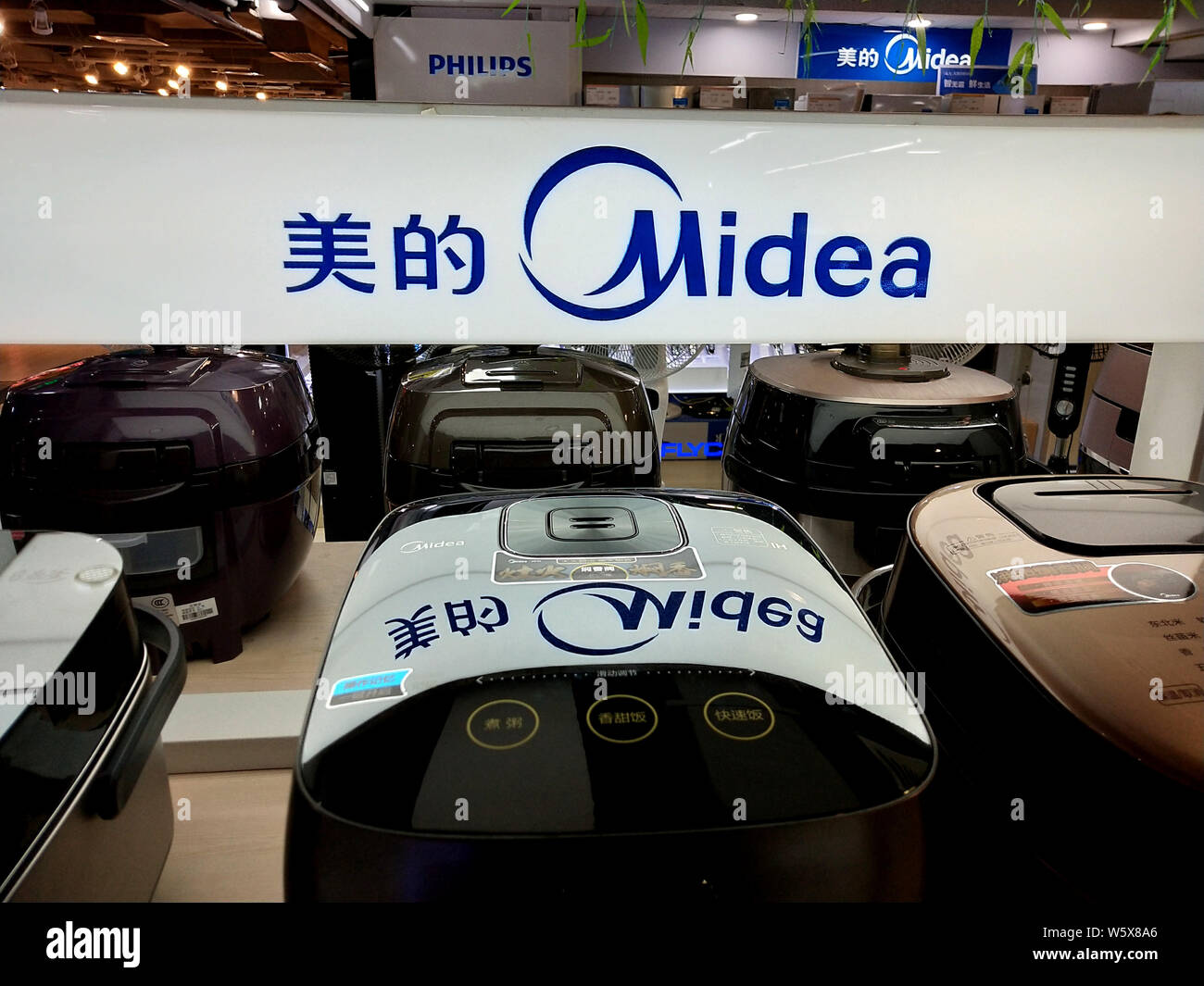--FILE--Vista di un cartello di Midea Gruppo, Cinese apparecchio elettrico Manufacturing Company, nella città di Shenzhen, Cina del sud della provincia di Guangdong, 7 Foto Stock