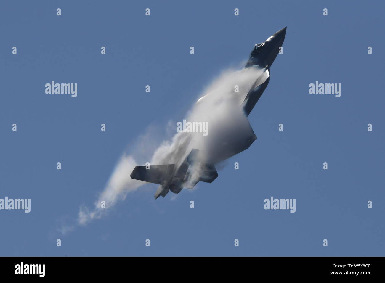 Un J-20 Stealth Fighter jet del popolo cinese della Esercito di Liberazione (PLA) Air Force compie durante il XII China International Aviation e aerospaziale Foto Stock