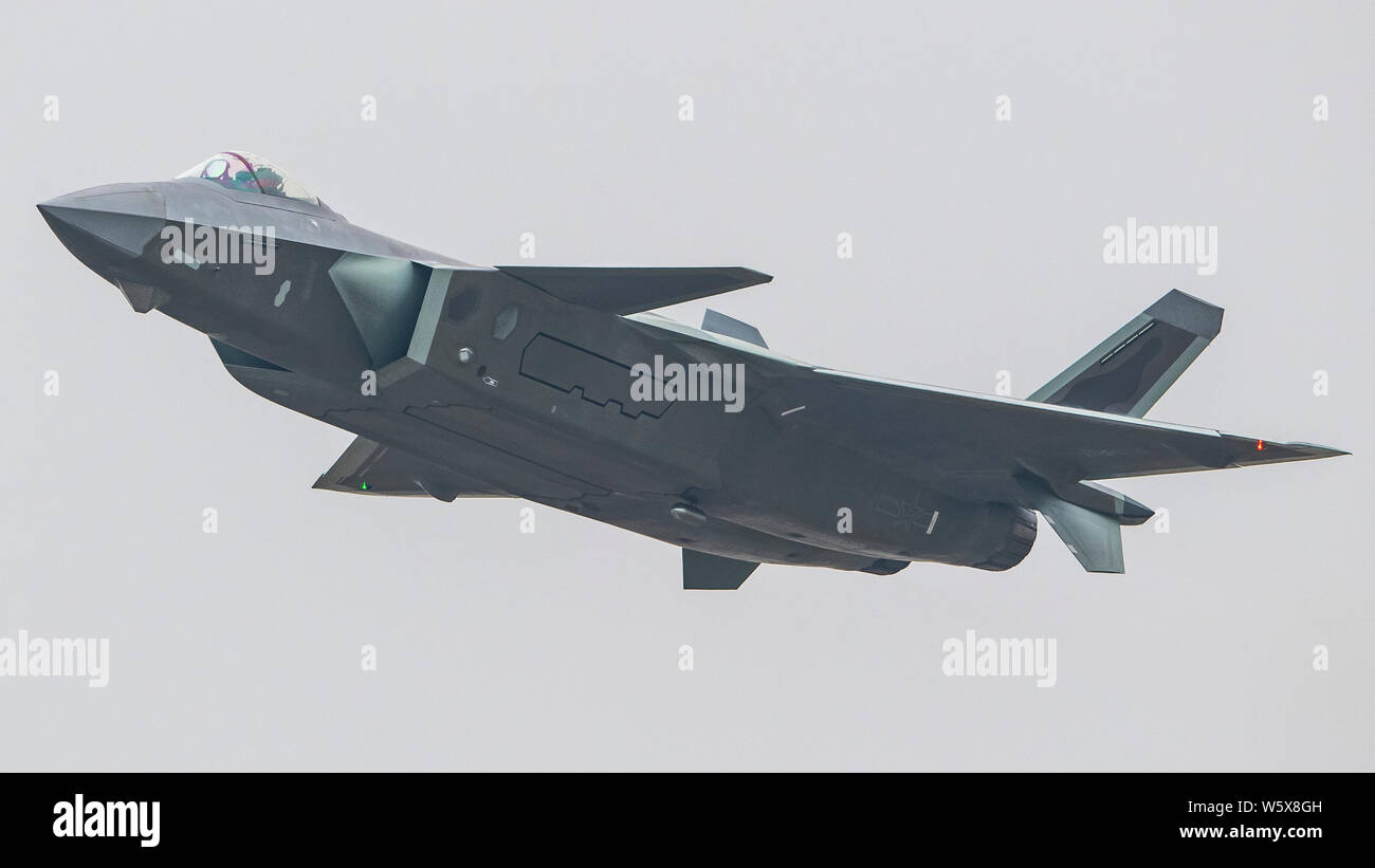 Un J-20 Stealth Fighter jet del popolo cinese della Esercito di Liberazione (PLA) Air Force vola durante un volo di prova in preparazione per la XII Cina I Foto Stock