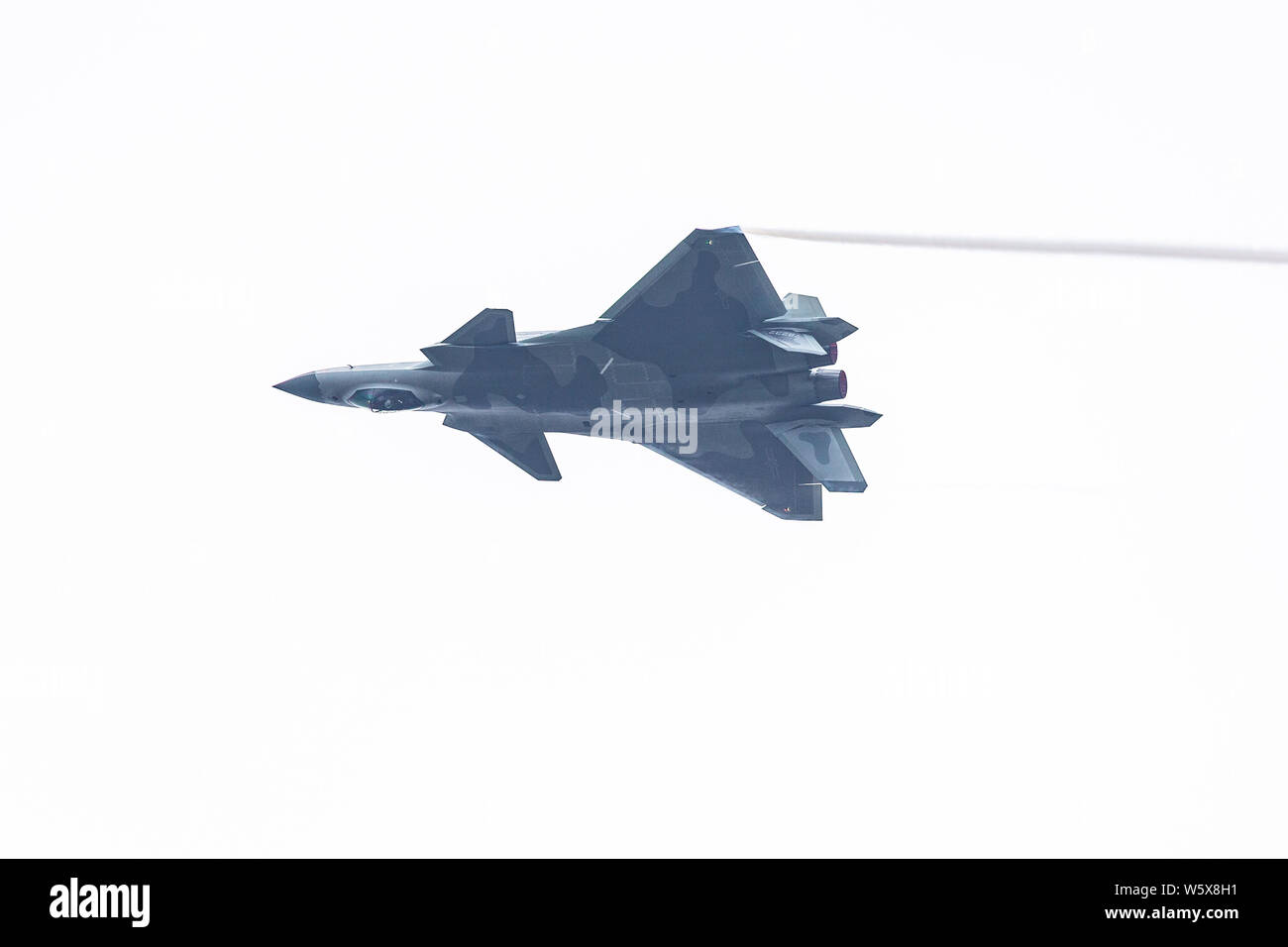 Un J-20 Stealth Fighter jet del popolo cinese della Esercito di Liberazione (PLA) Air Force compie durante il XII China International Aviation e aerospaziale Foto Stock