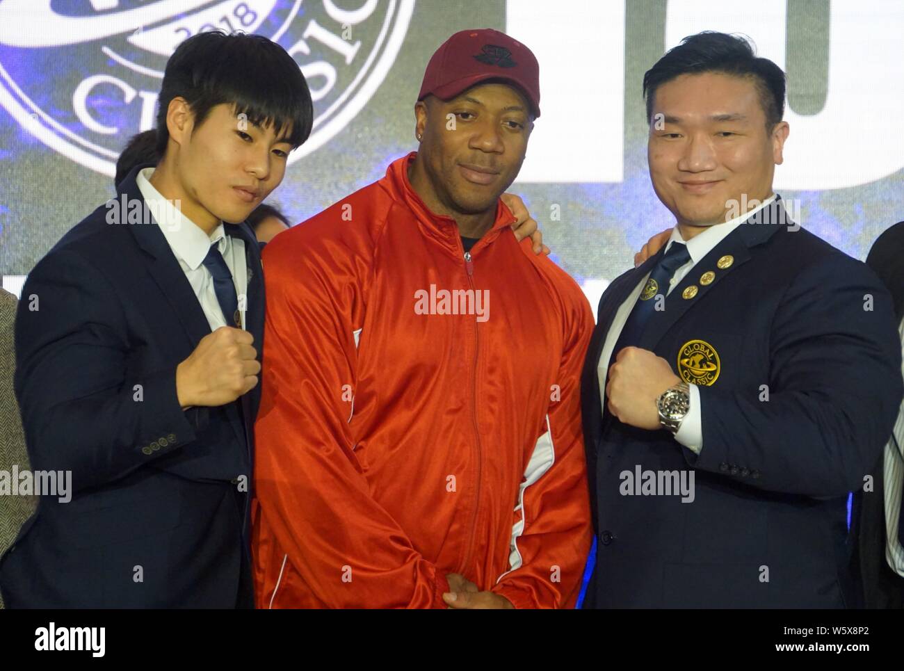 Jamaican-American IFBB professional bodybuilder Shawn Rhoden, centro pone per le foto con i partecipanti durante un concorso di bodybuilding in Shanghai Foto Stock