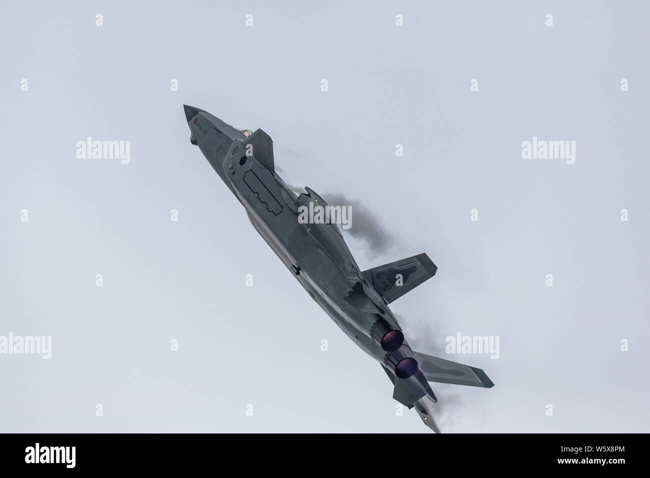 Un J-20 Stealth Fighter jet del popolo cinese della Esercito di Liberazione (PLA) Air Force compie durante il XII China International Aviation e aerospaziale Foto Stock