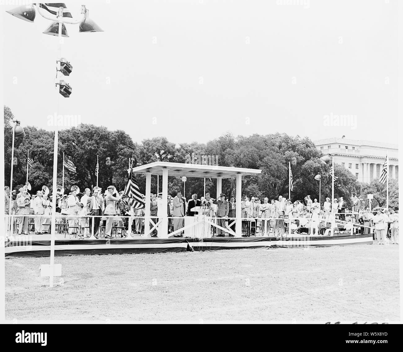 Il Presidente Truman assiste le cerimonie per celebrare il centesimo anniversario del Monumento di Washington. Egli è nella revisione di stand. Foto Stock