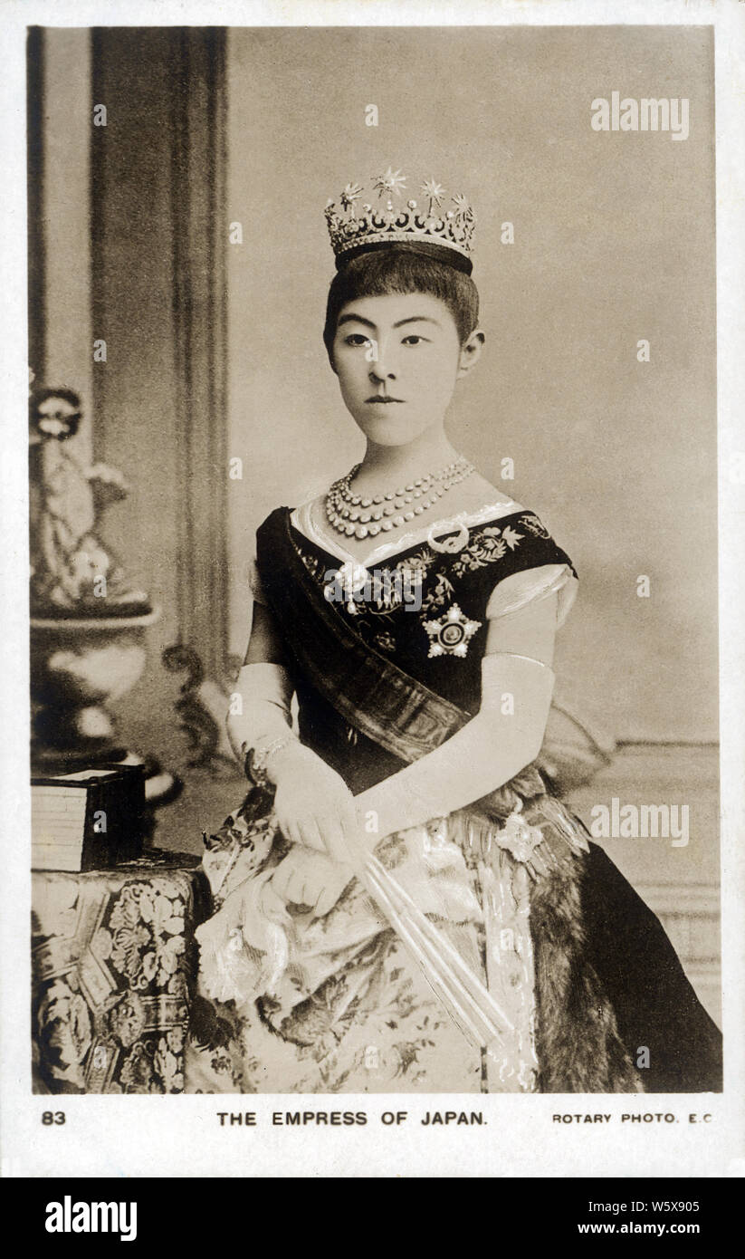 [ 1900 Giappone - Imperatrice Shoke ] - Ritratto di imperatrice Shoken (昭憲皇后, Shoken Kogo, 1849-1914), consorte dell'Imperatore Meiji. Nato come Masako Ichijo (一条勝子), ha adottato il nome dato Haruko (美子) quando ella divenne impegnato per l'Imperatore Meiji il 2 settembre 1867 (Keio 2). Il suo nome postumo è stato cambiato per l'Imperatrice Shoken. Xx secolo cartolina vintage. Foto Stock