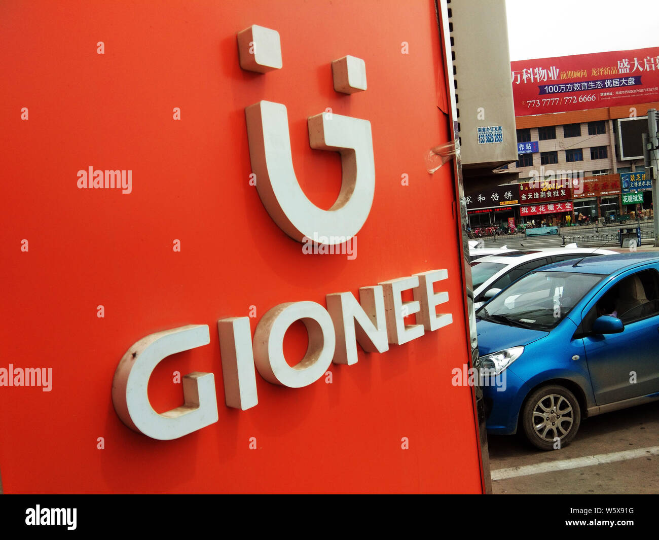 --FILE--Vista di un cartello di smartphone cinese maker Gionee in Ji'nan city, est della Cina di provincia di Shandong, 6 maggio 2018. I fornitori di panico di chi Foto Stock