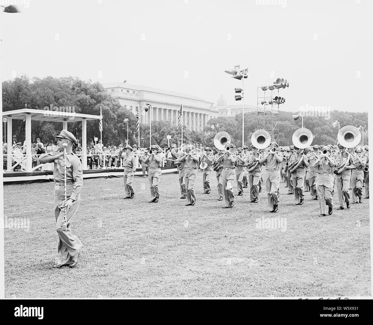 Il Presidente Truman assiste le cerimonie per celebrare il centesimo anniversario del Monumento di Washington. Il Presidente Truman è in revisione stand (oscurato) come banda militare marche dalla. Foto Stock