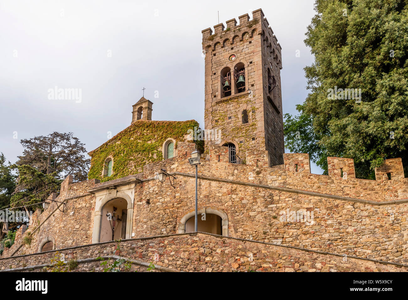 La facciata della chiesa di San Lorenzo nella parte alta del borgo medioevale di Castagneto Carducci, Toscana, Italia Foto Stock