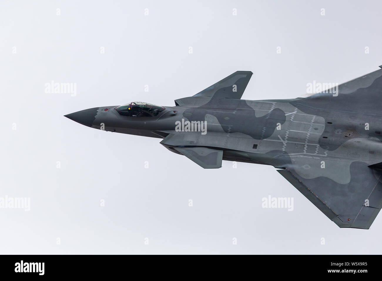 Un J-20 Stealth Fighter jet del popolo cinese della Esercito di Liberazione (PLA) Air Force compie durante il XII China International Aviation e aerospaziale Foto Stock