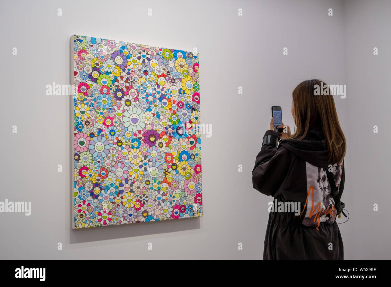 Vista dei visitatori la mostra 'Takashi Murakami nel paese delle meraviglie, mostrando una vivida nuova gamma di quadri di fiori accanto a pezzi archivistici in Shanghai Foto Stock