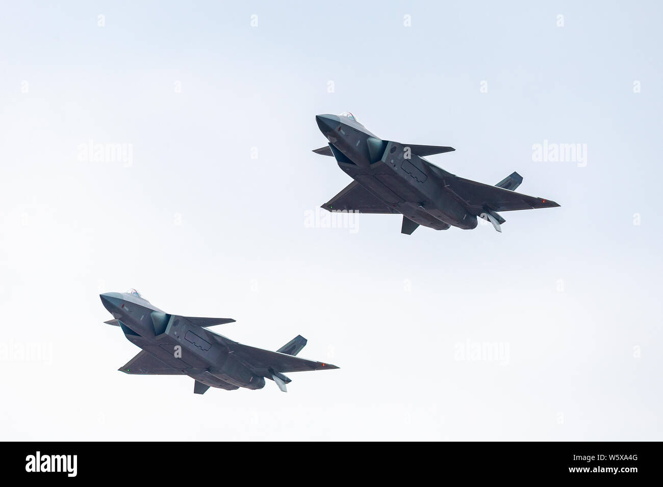 J-20 Stealth Fighter getti del popolo cinese della Esercito di Liberazione (PLA) Air Force eseguire durante il dodicesimo China International Aviation e aerospaziale e Foto Stock
