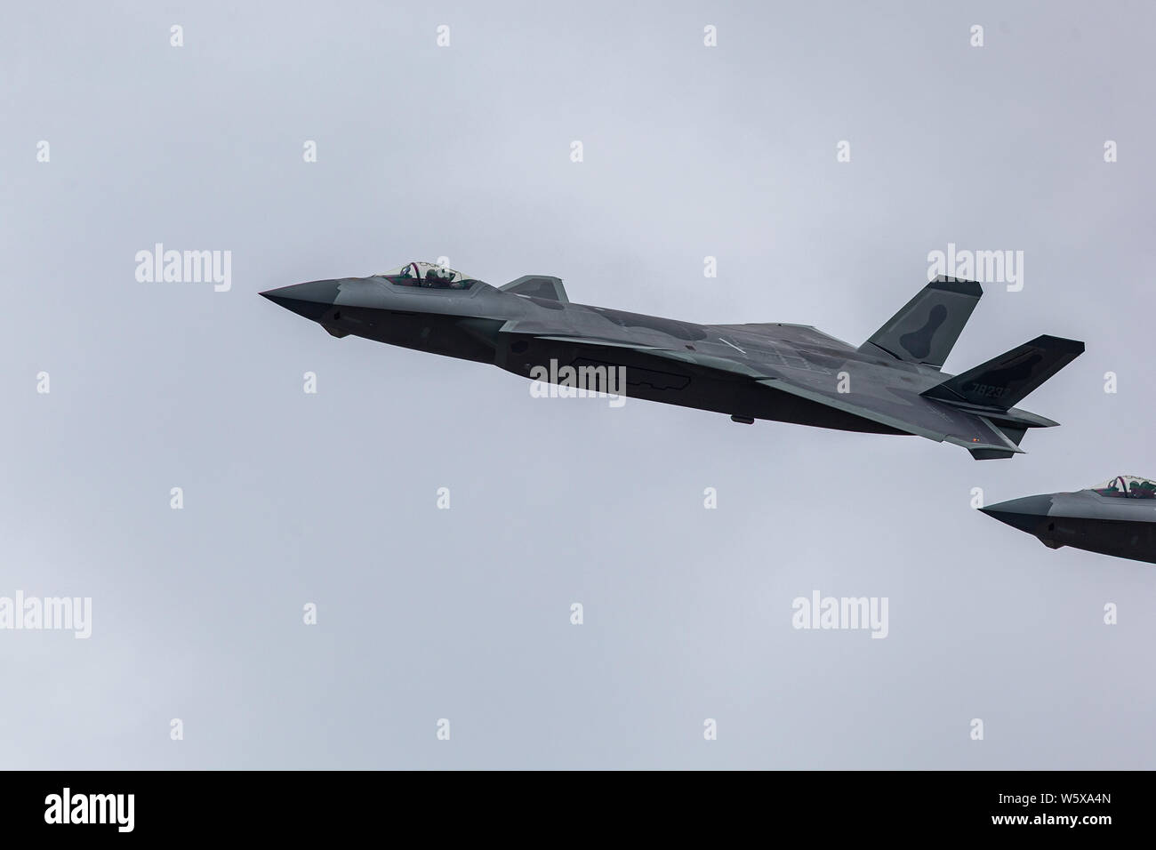 Un J-20 Stealth Fighter jet del popolo cinese della Esercito di Liberazione (PLA) Air Force compie durante il XII China International Aviation e aerospaziale Foto Stock
