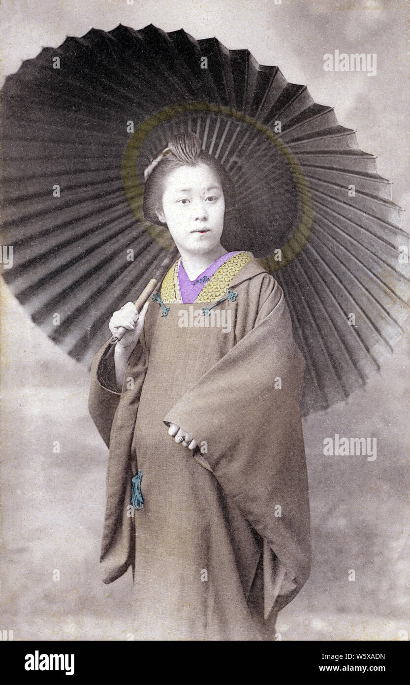 [ 1900 Giappone - Japanesse donna con Parasol ] - una donna in possesso di una carta ombrellone. Xx secolo cartolina vintage. Foto Stock