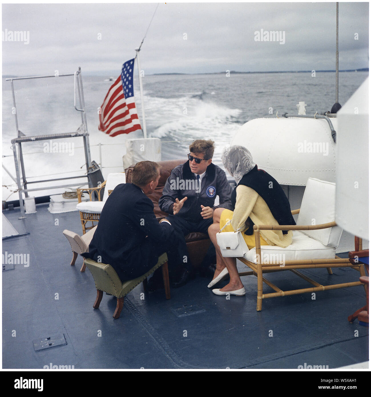 Presidente Vacanze nel Maine. Sotto Segretario della Marina Paolo Fay, Presidente Kennedy, Patricia Kennedy Lawford. Boothbay Harbor, ME a bordo della US Coast Guard Cutter tutore 1. Foto Stock