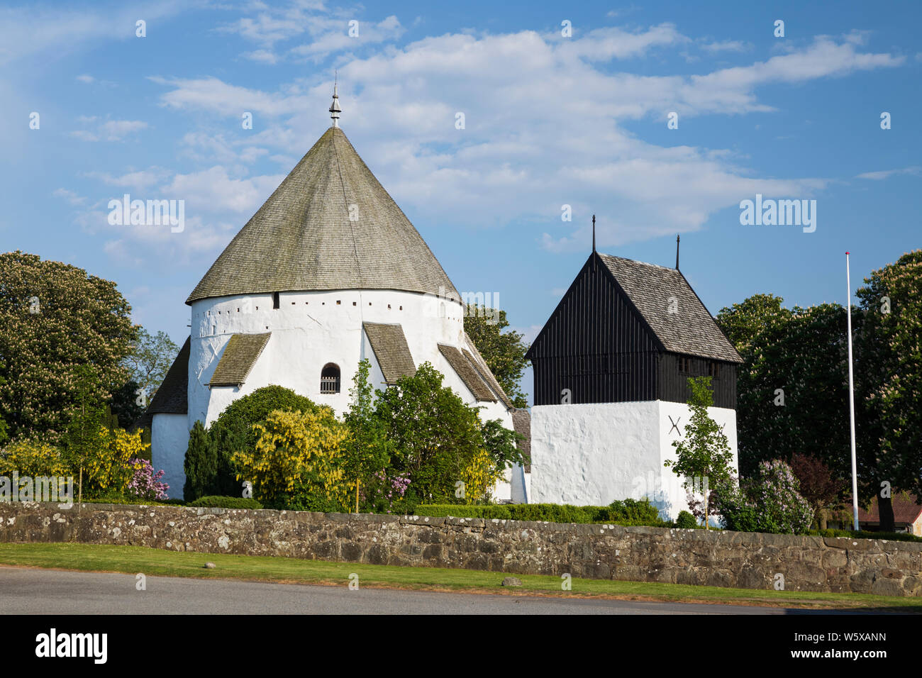 Il round Osterlars chiesa e torre campanaria, Osterlars, Bornholm, Mar Baltico, Danimarca, Europa Foto Stock