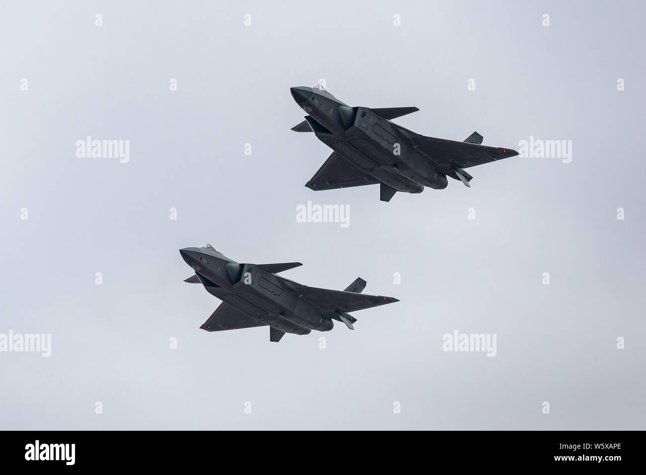 J-20 Stealth Fighter getti del popolo cinese della Esercito di Liberazione (PLA) Air Force eseguire durante il dodicesimo China International Aviation e aerospaziale e Foto Stock