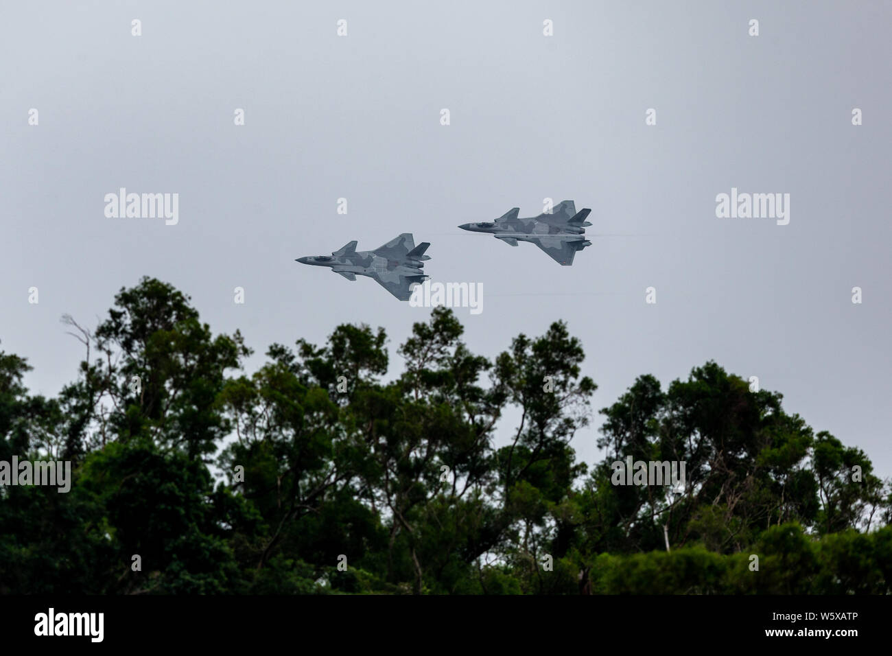 J-20 Stealth Fighter getti del popolo cinese della Esercito di Liberazione (PLA) Air Force eseguire durante il dodicesimo China International Aviation e aerospaziale e Foto Stock