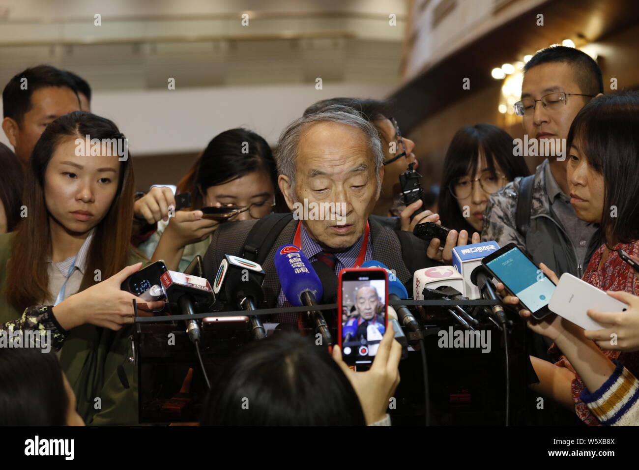 Bioethicist cinese Qiu Renzong viene intervistato durante il secondo vertice internazionale sul genoma umano la modifica all'Università di Hong Kong a Hong K Foto Stock