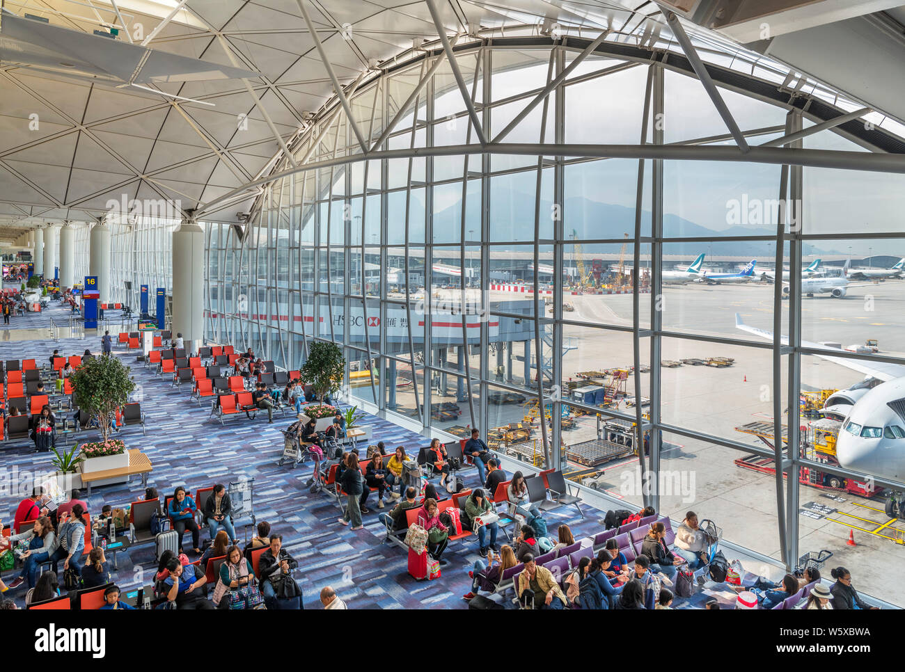 Cancelli di partenza in un terminal presso l'Aeroporto Internazionale di Hong Kong, Chep Lak Kok, Hong Kong, Cina Foto Stock