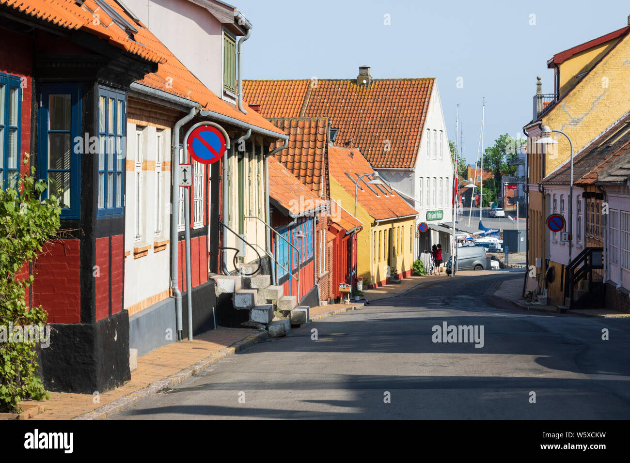 Vecchio tradizionale le case con la struttura in legno lungo street nella città vecchia, Allinge, isola di Bornholm, Mar Baltico, Danimarca, Europa Foto Stock