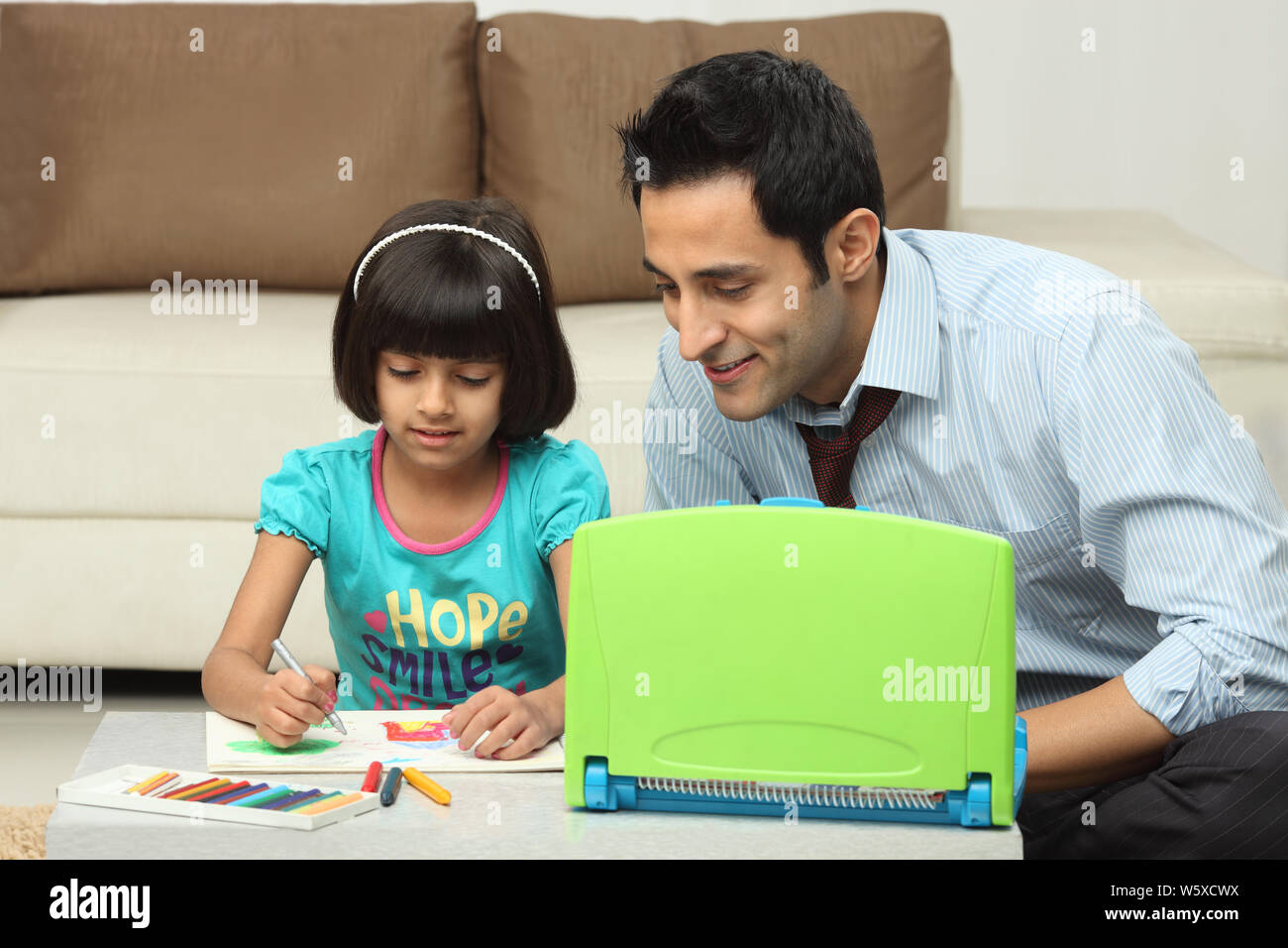 Ragazza che si disegna con suo padre Foto Stock
