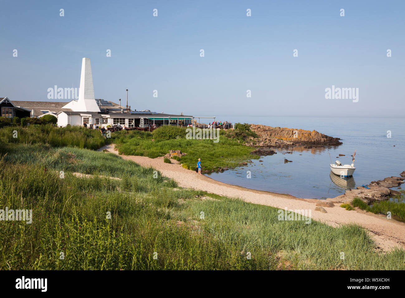 Vista sulla spiaggia di sabbia bianca con la Nordbornholms rogeri Affumicatoio pesce camino, Allinge, isola di Bornholm, Mar Baltico, Danimarca, Europa Foto Stock
