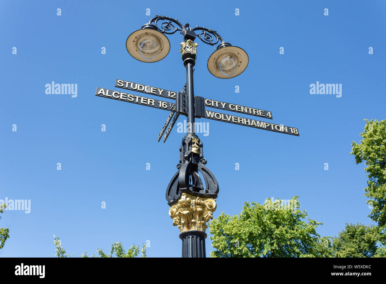 Lampione e fingerpost, Vicarage Road, Kings Heath Village, Birmingham, West Midlands, England, Regno Unito Foto Stock