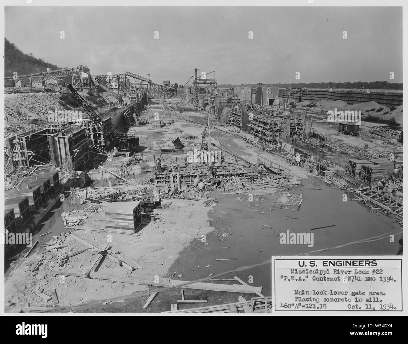 Opere pubbliche Progetto di Amministrazione, Esercito di ingegneri, serratura; inglese: Foto scattata durante la costruzione della serratura e diga n. 22 sulla parte superiore del fiume Mississippi vicino Saverton, Ralls County, Missouri, Stati Uniti. La serratura e il complesso di Dam si trova a cavallo della frontiera Missouri-Illinois. Sebbene questa foto è guardando verso la porta inferiore area del blocco principale, il quale è interamente sul Missouri lato del fiume. Foto Stock