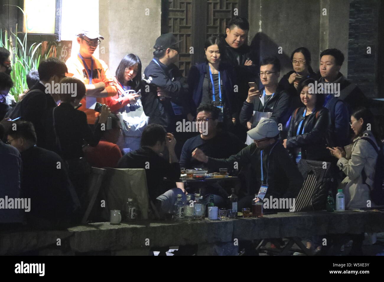 William o Ding Ding Lei, sinistra, CEO di Netease (163.com), e Charles Zhang Chaoyang, Presidente e CEO di Internet cinese Sohu.com, portale prendere parte Foto Stock