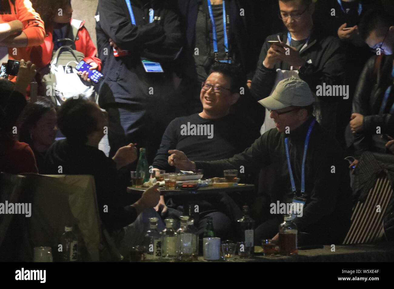 William o Ding Ding Lei, sinistra, CEO di Netease (163.com), e Charles Zhang Chaoyang, Presidente e CEO di Internet cinese Sohu.com, portale prendere parte Foto Stock