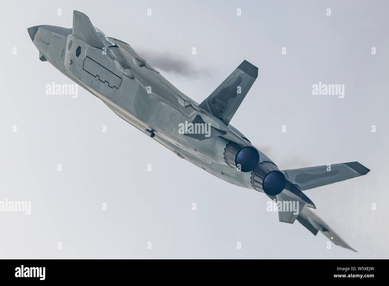 Un J-20 Stealth Fighter jet del popolo cinese della Esercito di Liberazione (PLA) Air Force vola durante un volo di prova in preparazione per la XII Cina I Foto Stock