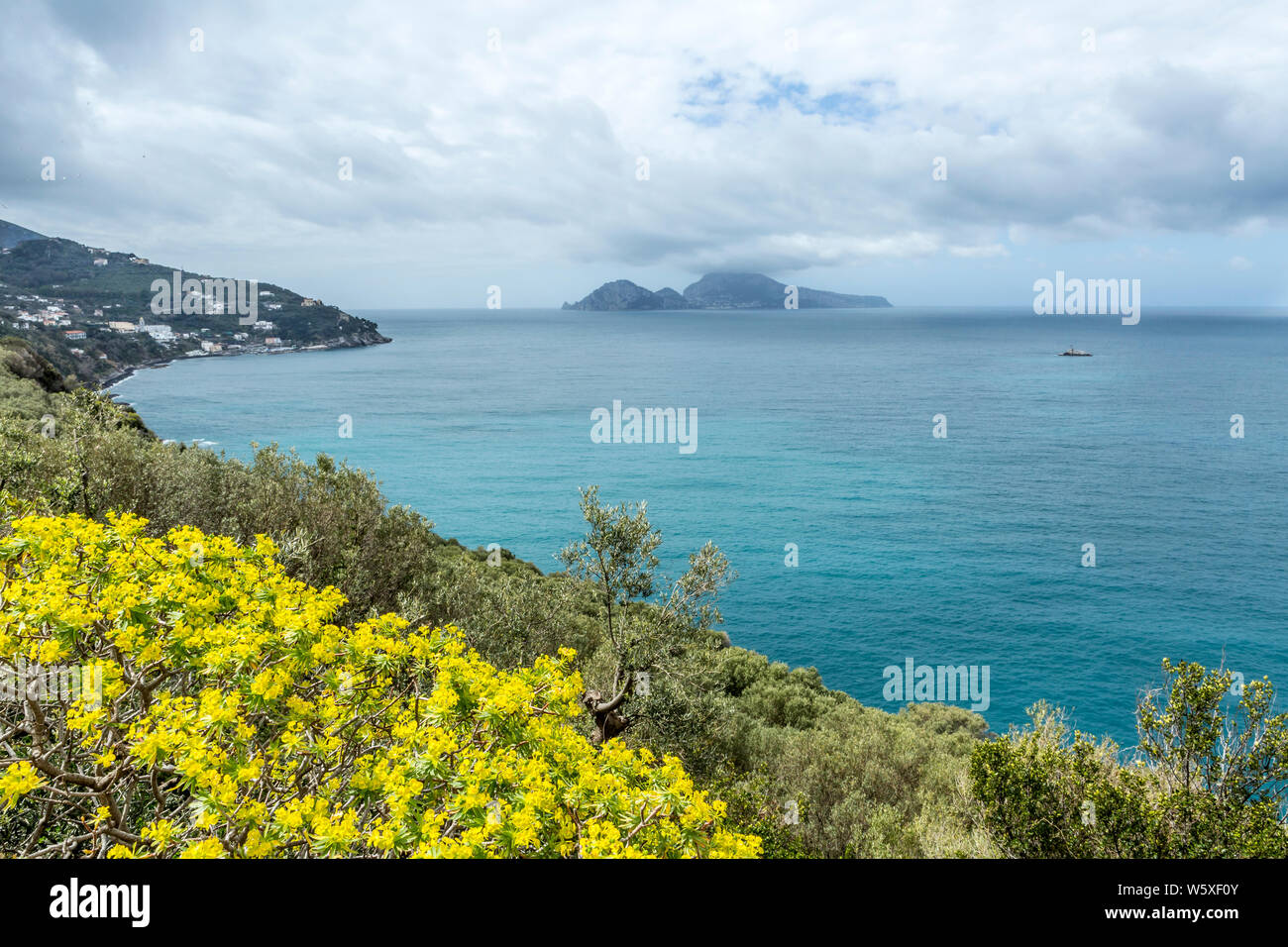 Vista mare dell'isola di Capri da Sorrento vicino Napoli, Italia Foto Stock