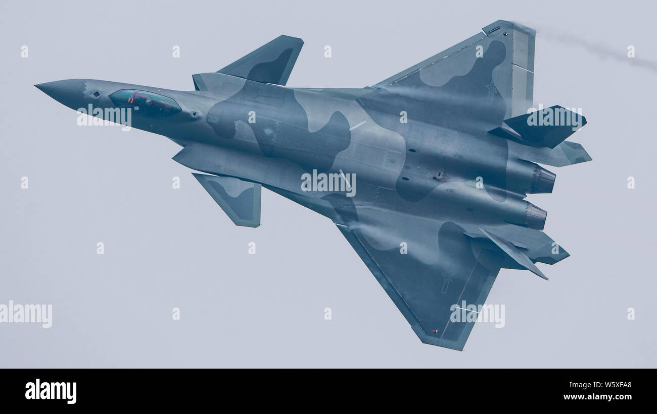 Un J-20 Stealth Fighter jet del popolo cinese della Esercito di Liberazione (PLA) Air Force vola durante un volo di prova in preparazione per la XII Cina I Foto Stock