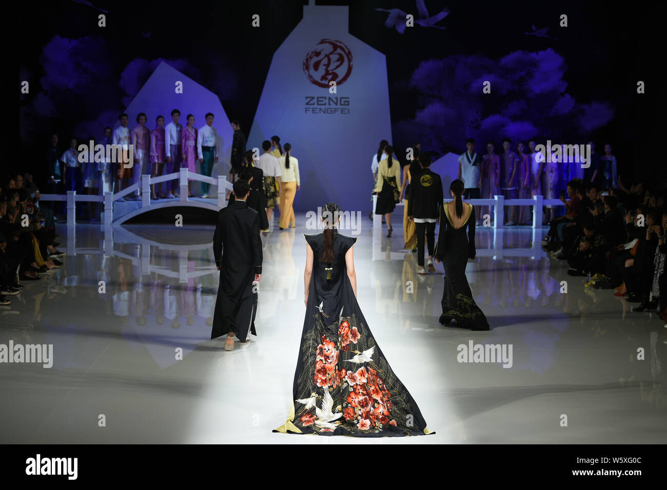Visualizzazione modelli nuove creazioni alla sfilata di moda di ZENGFENGFEI di Zeng Fegnfei durante la Cina la settimana della moda Primavera/Estate 2019 a Pechino, Cina, 1 Foto Stock
