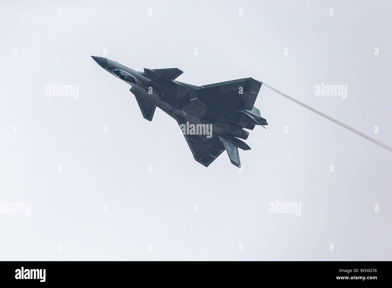 Un J-20 Stealth Fighter jet del popolo cinese della Esercito di Liberazione (PLA) Air Force compie durante il XII China International Aviation e aerospaziale Foto Stock