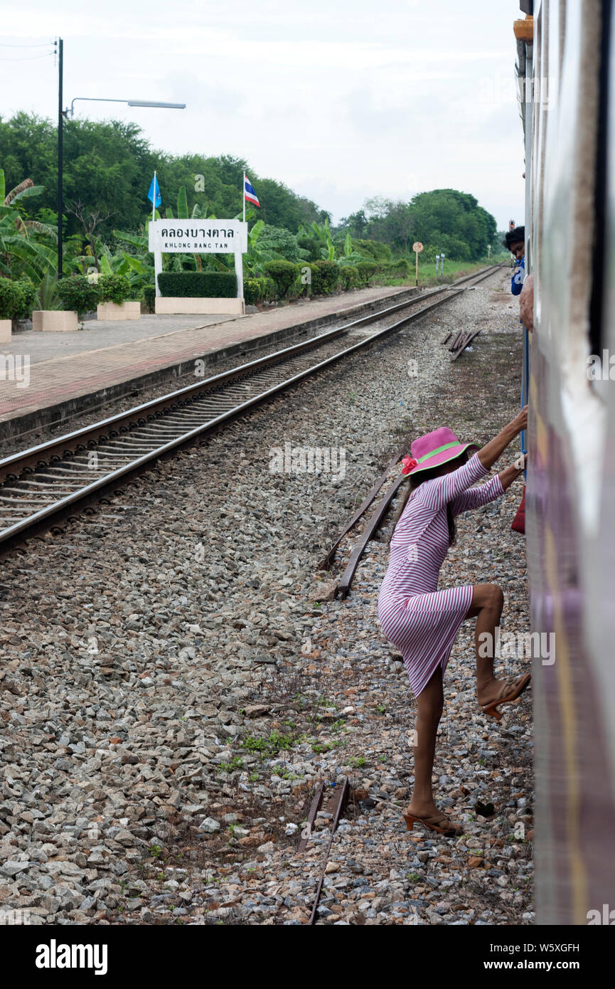Una donna thailandese scalata del treno Foto Stock