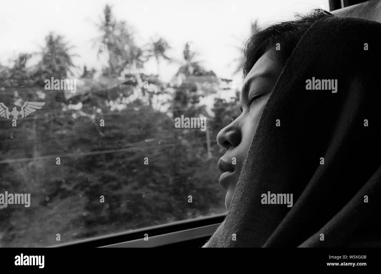 Thailandese giovane donna che dorme pacificamente in un treno a Bangkok, in Thailandia. Foto Stock