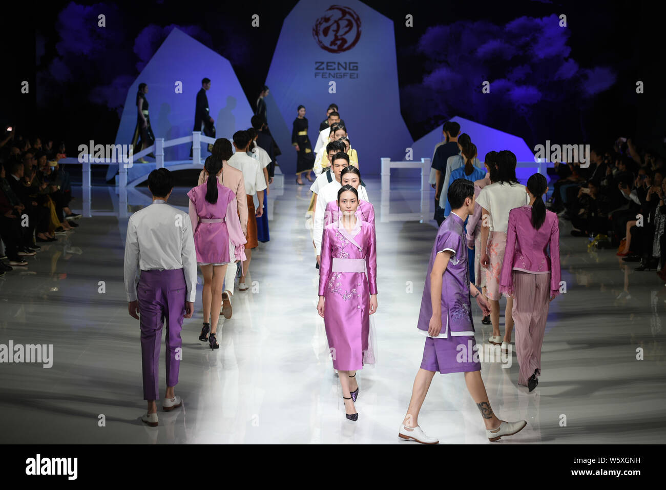 Visualizzazione modelli nuove creazioni alla sfilata di moda di ZENGFENGFEI di Zeng Fegnfei durante la Cina la settimana della moda Primavera/Estate 2019 a Pechino, Cina, 1 Foto Stock