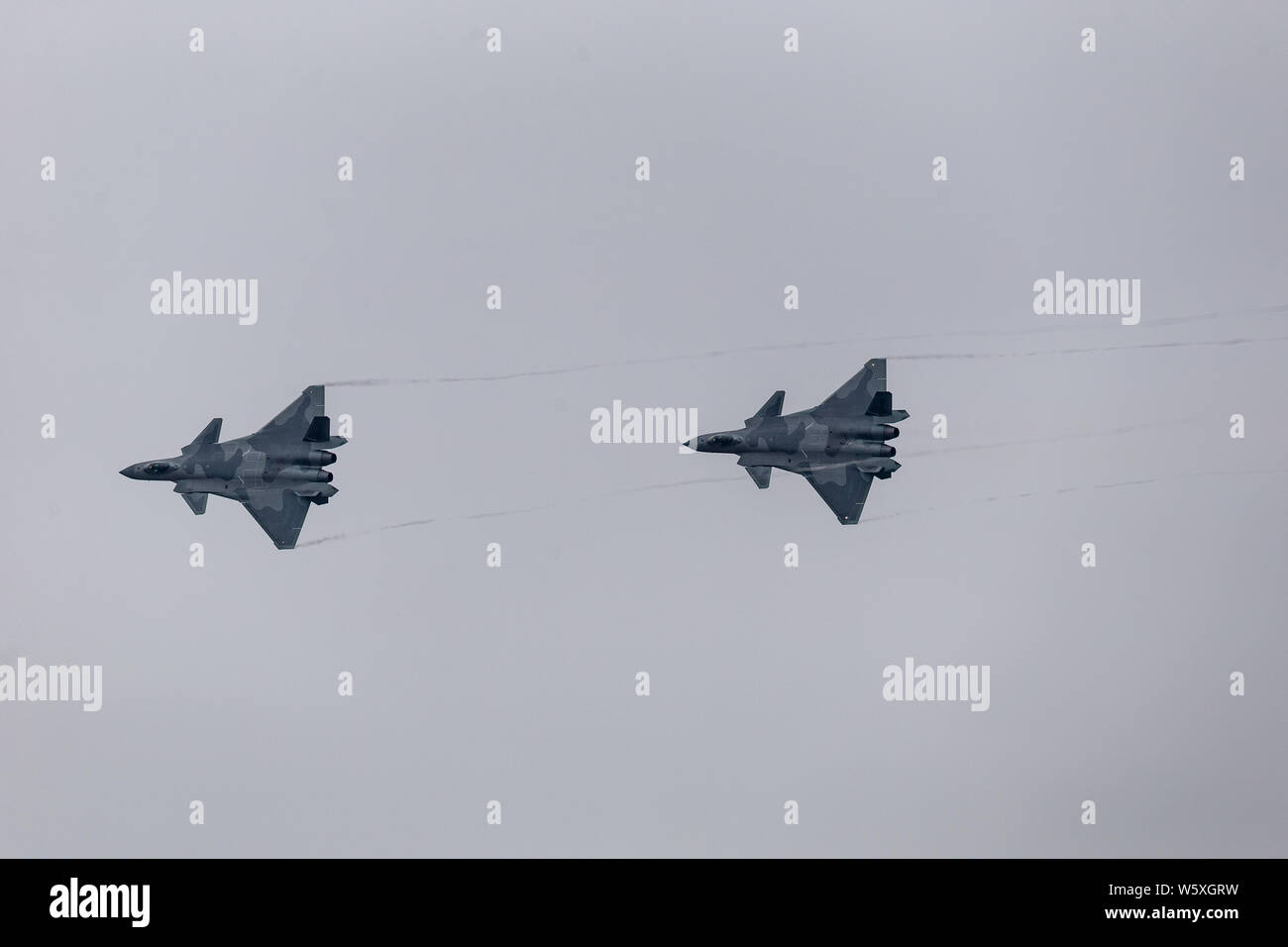 J-20 Stealth Fighter getti del popolo cinese della Esercito di Liberazione (PLA) Air Force eseguire durante il dodicesimo China International Aviation e aerospaziale e Foto Stock