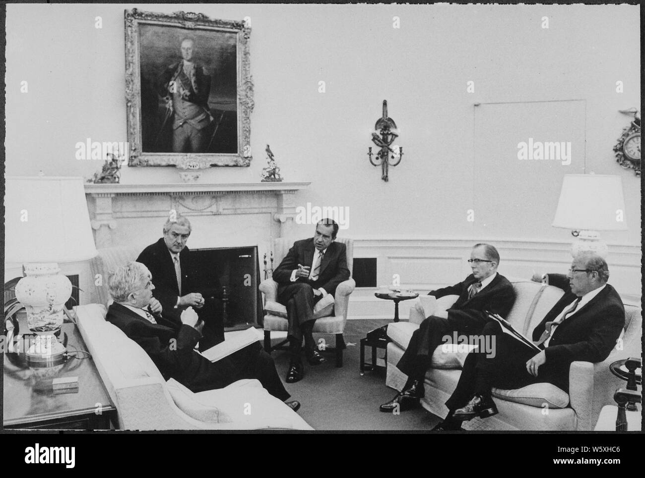 Richard M. Nixon incontro con alcuni membri del gabinetto nella Casa Bianca.; Portata e contenuto: nell'immagine: Arthur Burns, John Connally, Richard M. Nixon, Paolo McCracken, George Shultz. Foto Stock
