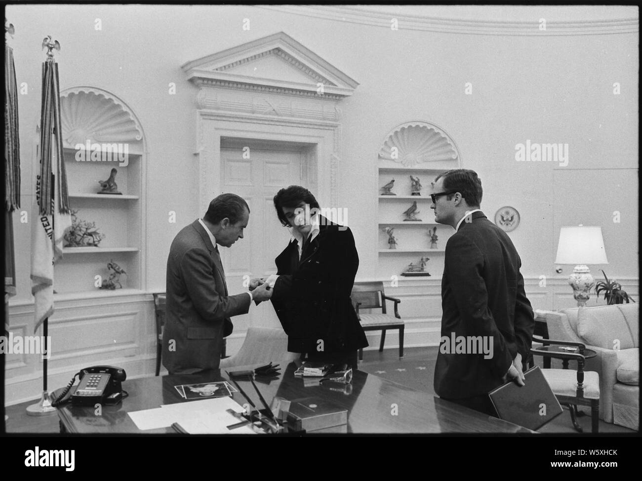 Richard M. Nixon incontro con Elvis Presley, campo di applicazione e il contenuto: Nella foto: Richard M. Nixon, Aaron Elvis Presley, Egil Krogh. Oggetto: Animatori. Foto Stock