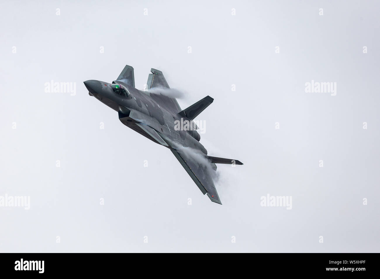 Un J-20 Stealth Fighter jet del popolo cinese della Esercito di Liberazione (PLA) Air Force compie durante il XII China International Aviation e aerospaziale Foto Stock